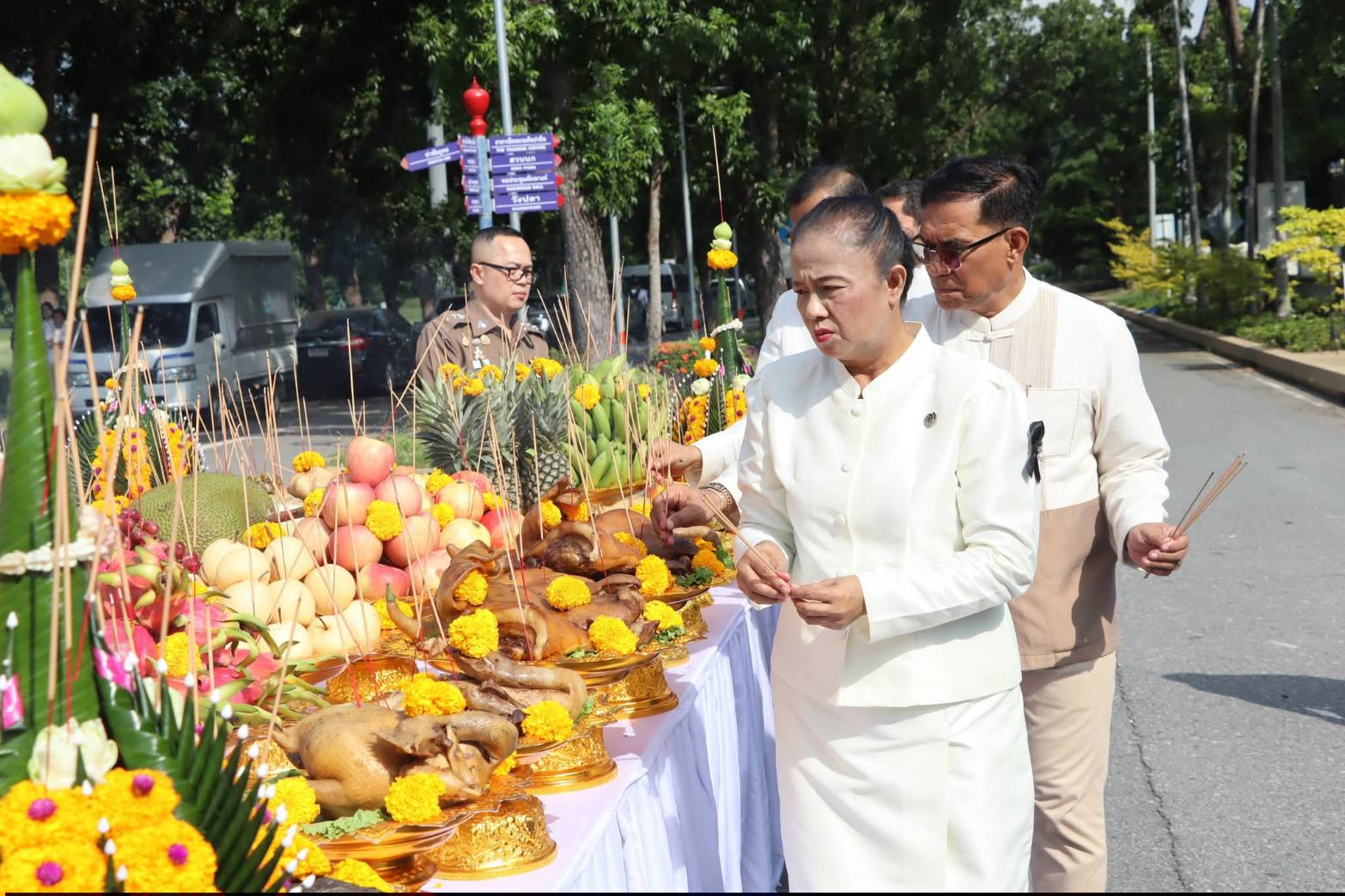 title - ศพส. ร่วมพิธีบวงสรวงซุ้มถวายดอกไม้จันทน์ จังหวัดพระนครศรีอยุธยา น้อมรำลึกในพระมหากรุณาธิคุณ สมเด็จพระบรมราชชนนีพันปีหลวง ณ บริเวณด้านหน้าอาคารศาลาพระมิ่งขวัญ ศูนย์ส่งเสริมและพัฒนาอาชีพเสริมนอกภาคการเกษตร (ศูนย์ศิลปาชีพ บางไทรฯ (เดิม))